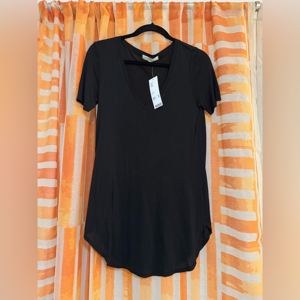 TRULY MADLY DEEPLY Womens Solid Deep V-neck Basic T-Shirt Small